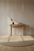 Table Basse Danoise Shaker en Chêne Massif avec Bords Biseautés et Pieds Ovales pour Salon