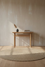 Table Basse Danoise Shaker en Chêne Massif avec Bords Biseautés et Pieds Ovales pour Salon