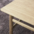 Table Basse Danoise Shaker en Chêne Massif avec Bords Biseautés et Pieds Ovales pour Salon