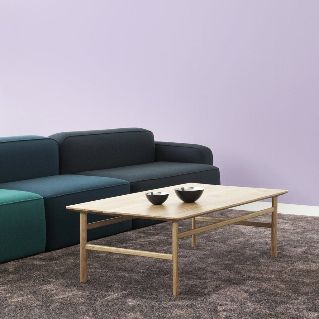 Table Basse Danoise Shaker en Chêne Massif avec Bords Biseautés et Pieds Ovales pour Salon