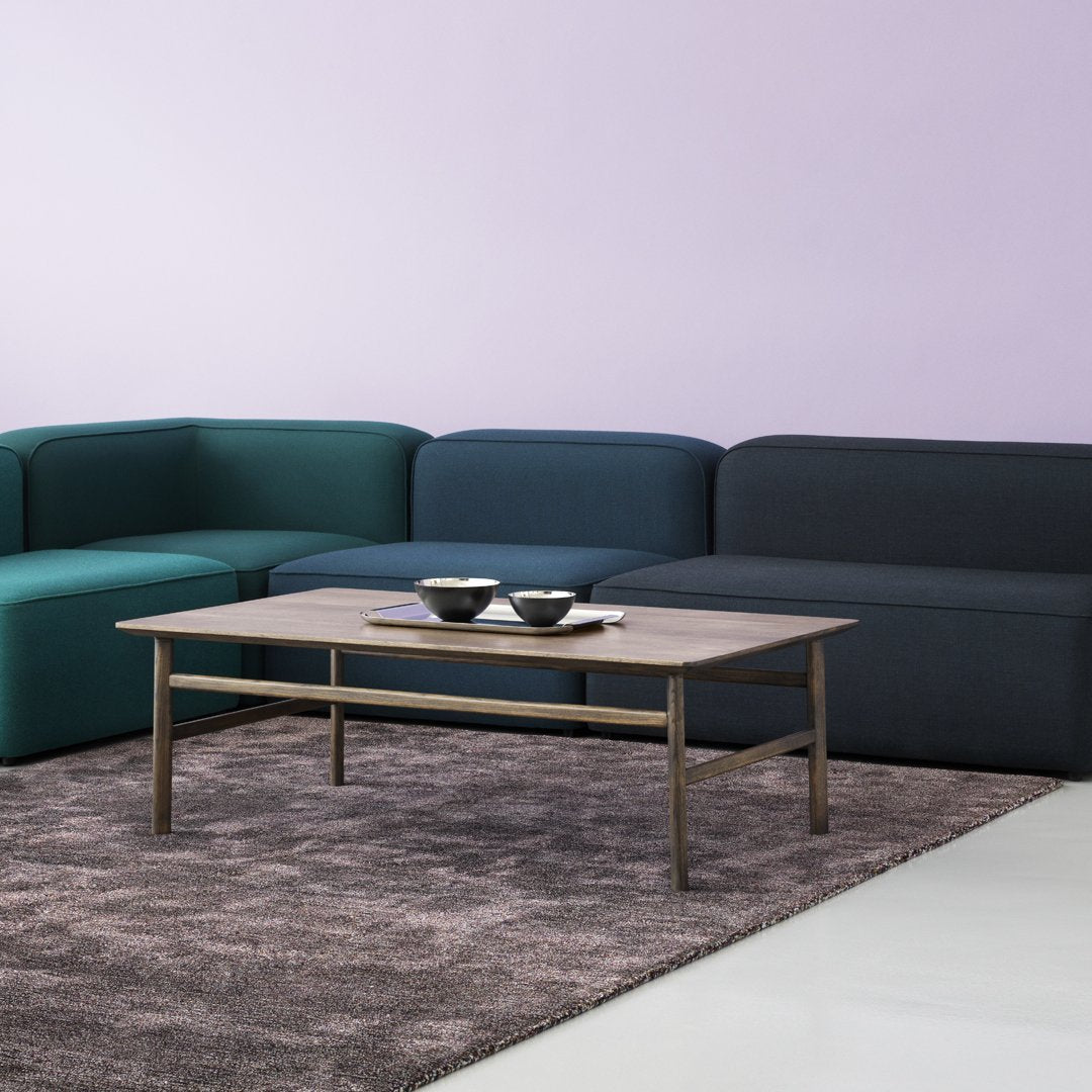 Table Basse Danoise Shaker en Chêne Massif avec Bords Biseautés et Pieds Ovales pour Salon