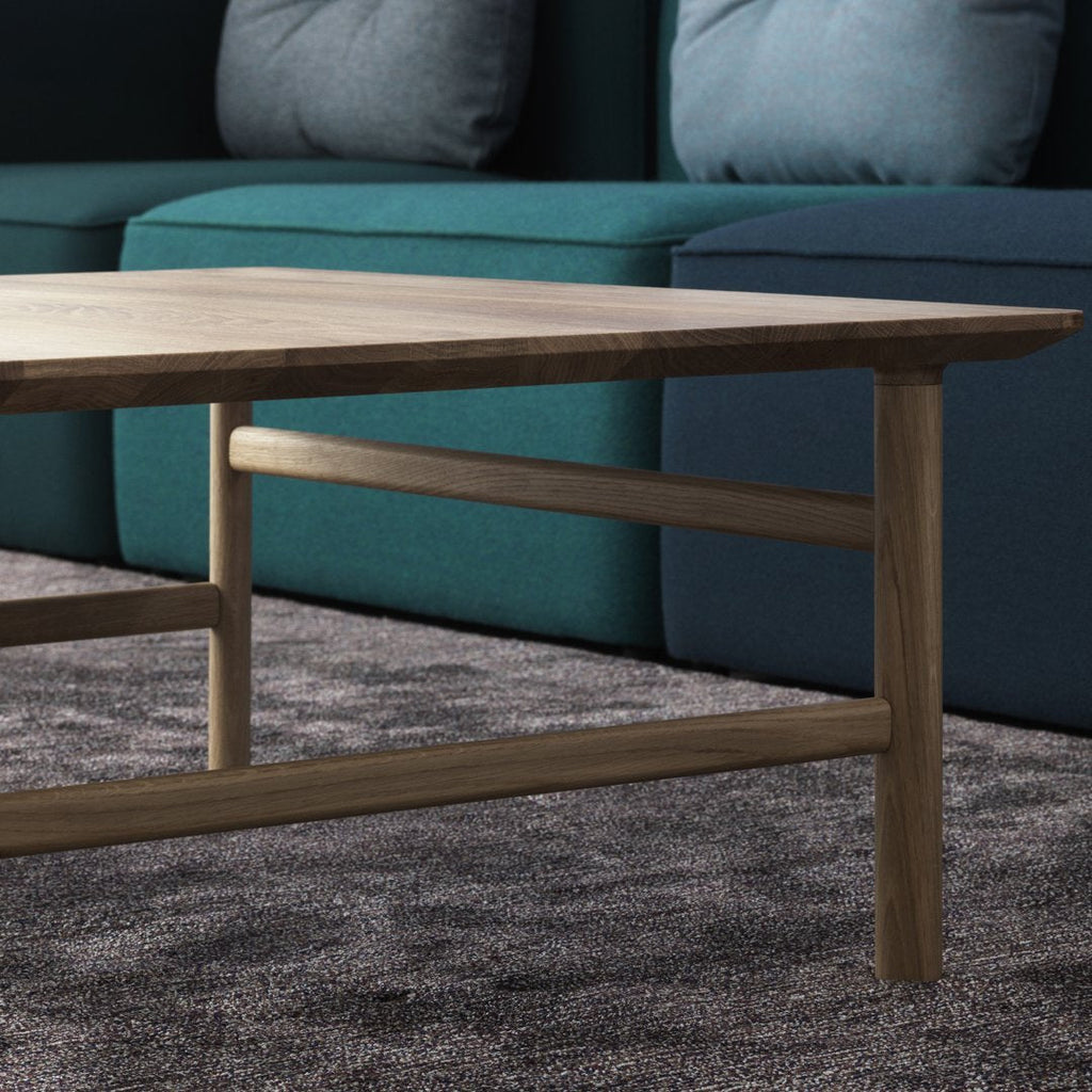 Table Basse Danoise Shaker en Chêne Massif avec Bords Biseautés et Pieds Ovales pour Salon