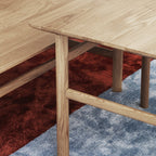 Table Basse Danoise Shaker en Chêne Massif avec Bords Biseautés et Pieds Ovales pour Salon