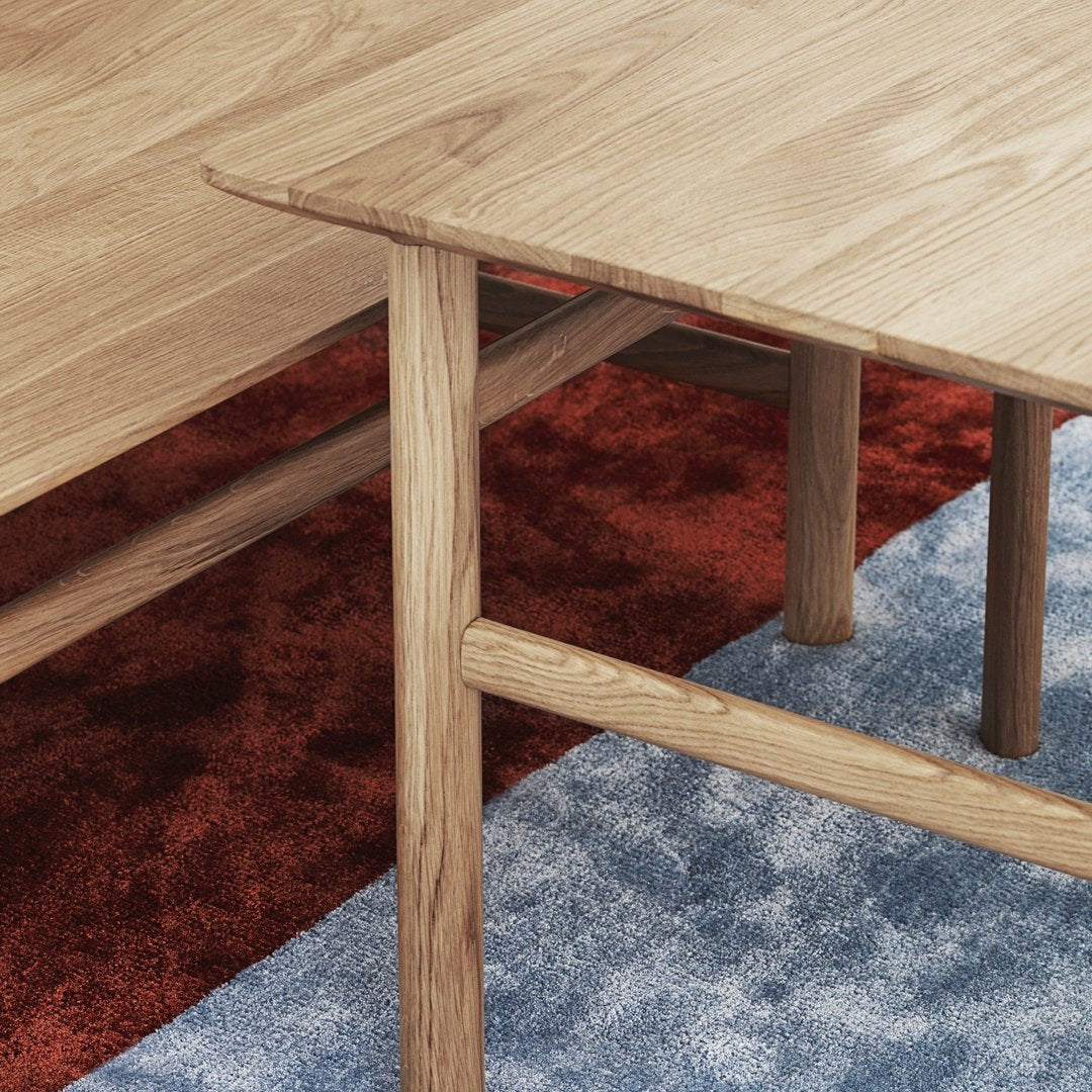 Table Basse Danoise Shaker en Chêne Massif avec Bords Biseautés et Pieds Ovales pour Salon