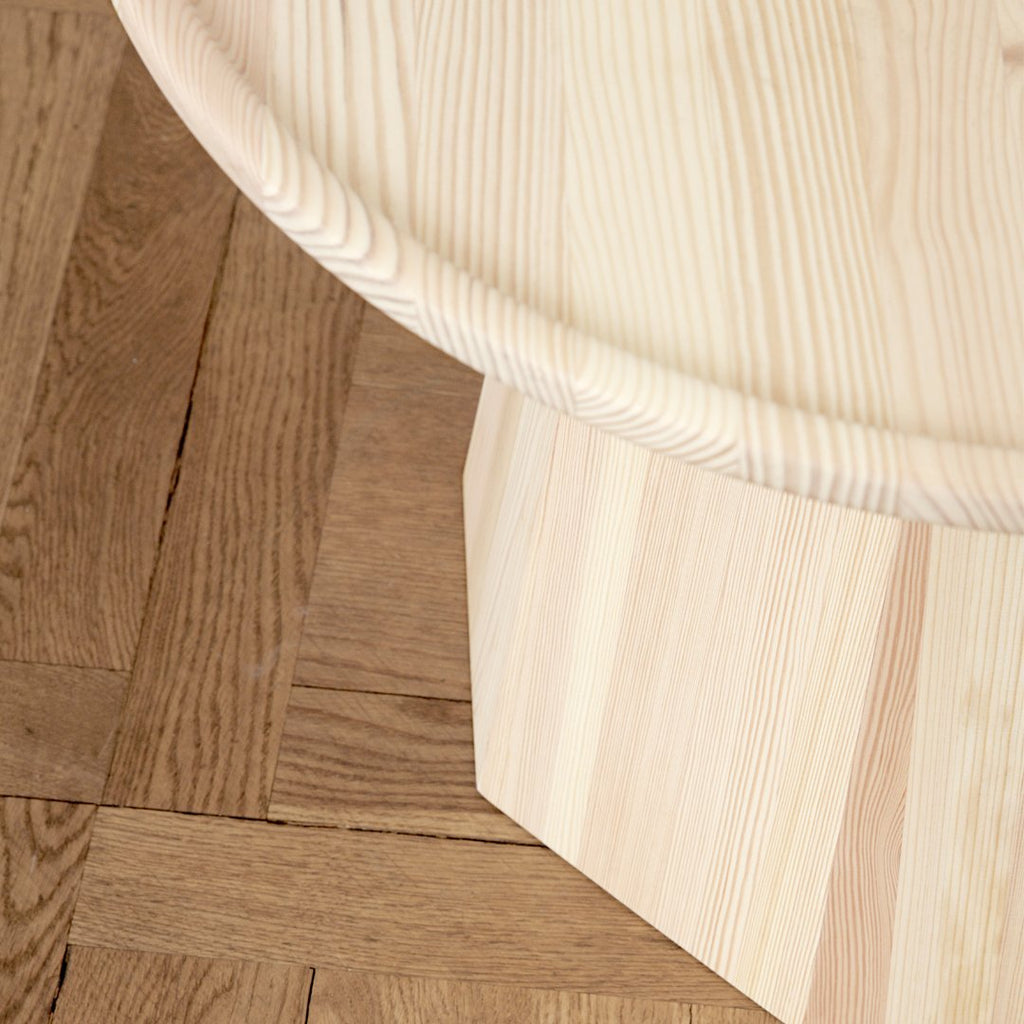 Table basse scandinave en pin avec piètement sculptural octogonal pour salon