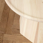 Table basse scandinave en pin avec piètement sculptural octogonal pour salon