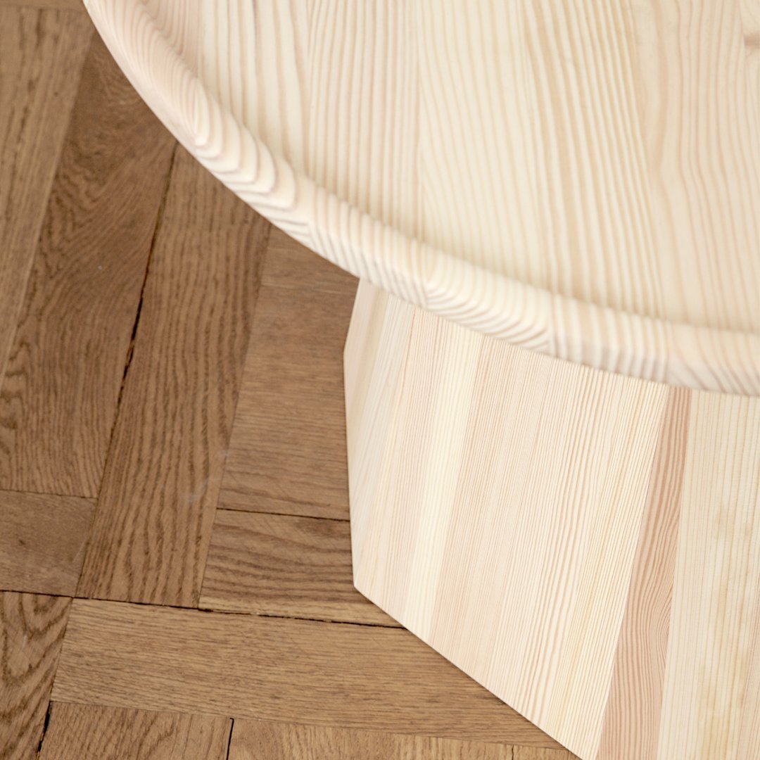 Table basse scandinave en pin avec piètement sculptural octogonal pour salon