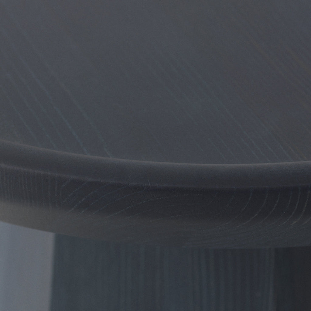 Table basse scandinave en pin avec piètement sculptural octogonal pour salon