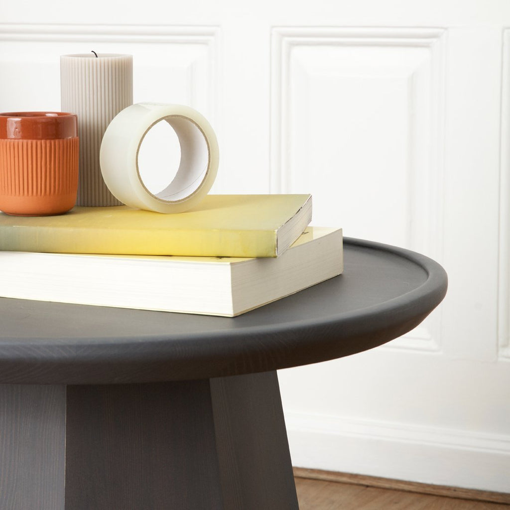 Table basse scandinave en pin avec piètement sculptural octogonal pour salon