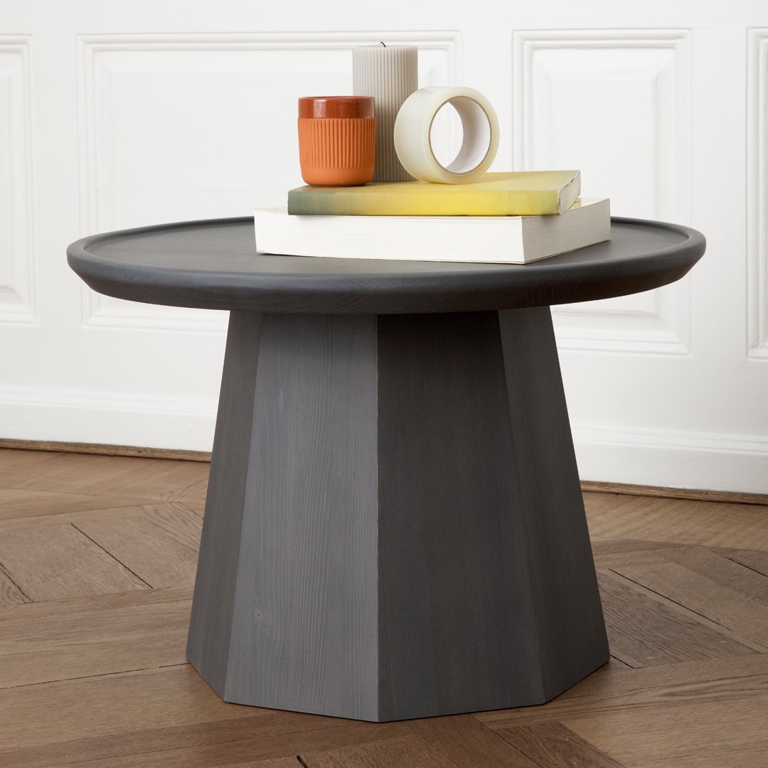 Table basse scandinave en pin avec piètement sculptural octogonal pour salon