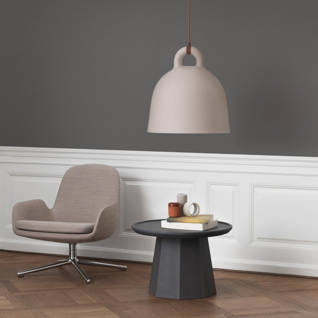 Table basse scandinave en pin avec piètement sculptural octogonal pour salon