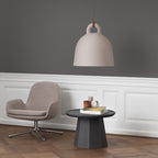 Table basse scandinave en pin avec piètement sculptural octogonal pour salon