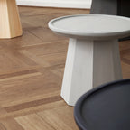 Table basse scandinave en pin avec piètement sculptural octogonal pour salon