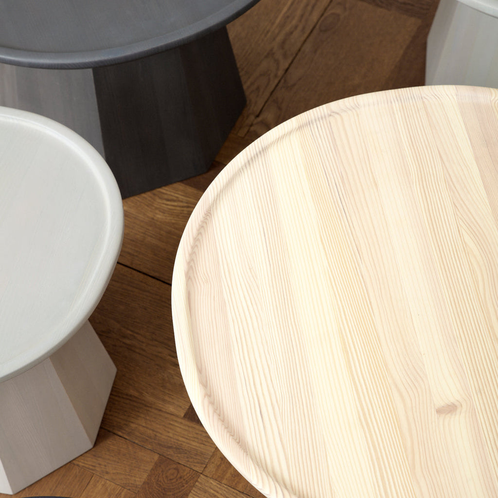 Table basse scandinave en pin avec piètement sculptural octogonal pour salon