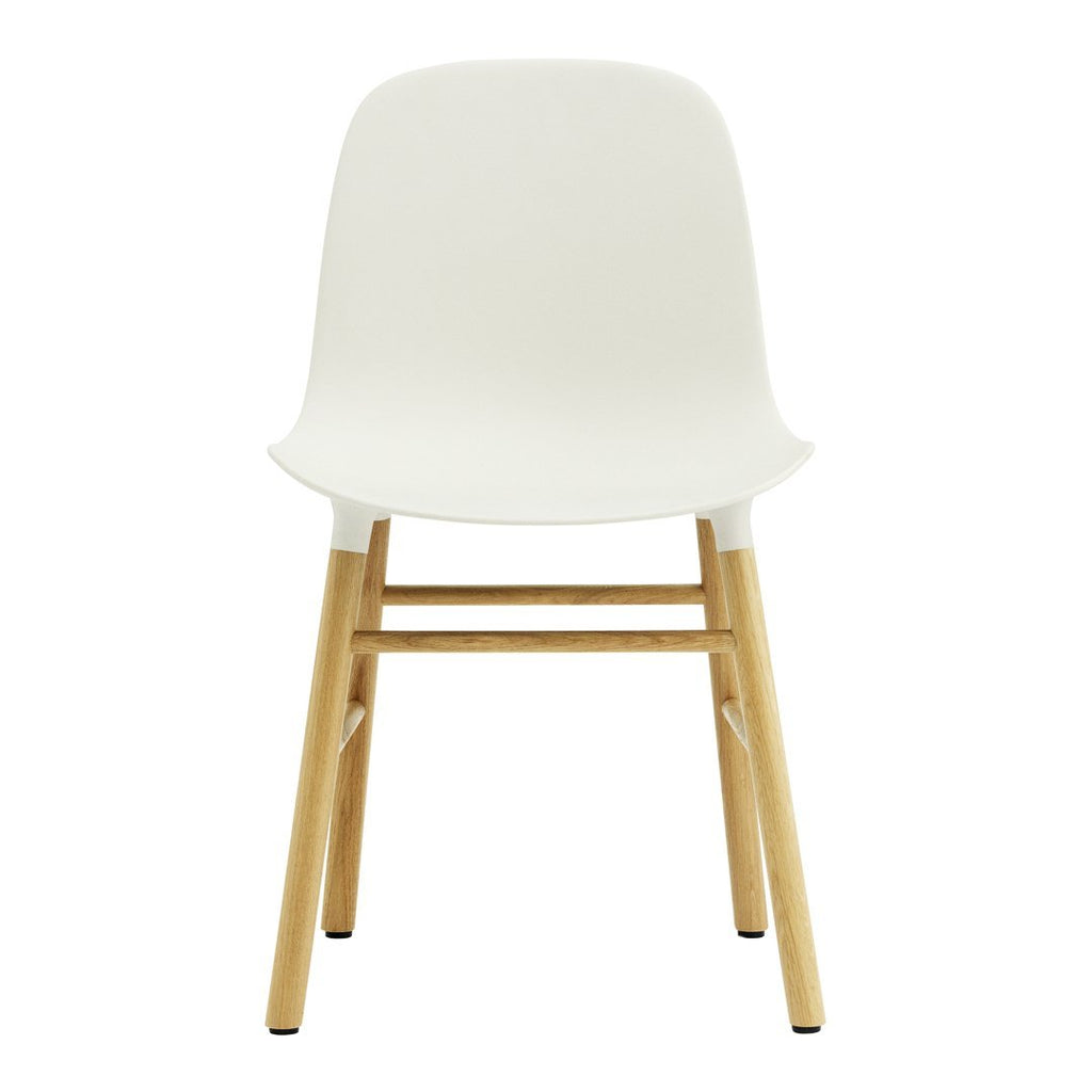 Chaise de salle à manger contemporaine en plastique moulé et chêne avec système d'assemblage intégré.