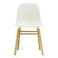 Chaise de salle à manger contemporaine en plastique moulé et chêne avec système d'assemblage intégré.