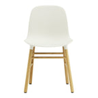 Chaise de salle à manger contemporaine en plastique moulé et chêne avec système d'assemblage intégré.