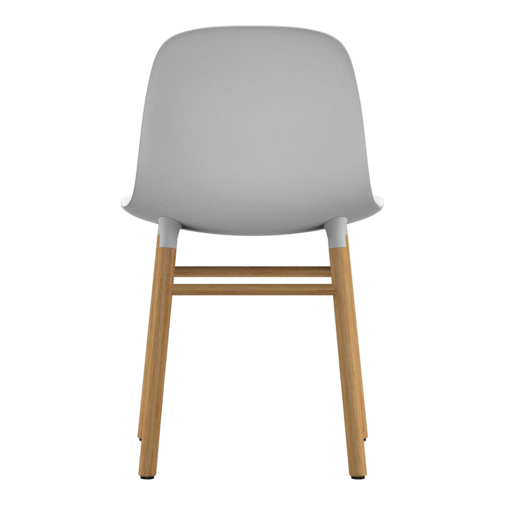 Chaise de salle à manger contemporaine en plastique moulé et chêne avec système d'assemblage intégré.