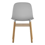 Chaise de salle à manger contemporaine en plastique moulé et chêne avec système d'assemblage intégré.