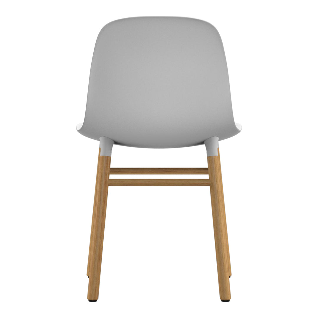 Chaise de salle à manger contemporaine en plastique moulé et chêne avec système d'assemblage intégré.