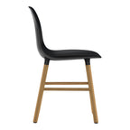 Chaise de salle à manger contemporaine en plastique moulé et chêne avec système d'assemblage intégré.