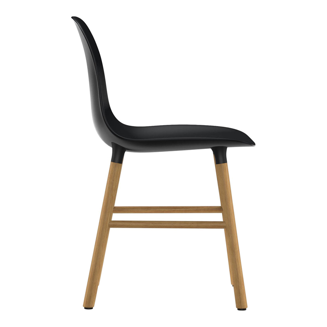 Chaise de salle à manger contemporaine en plastique moulé et chêne avec système d'assemblage intégré.