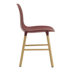 Chaise de salle à manger contemporaine en plastique moulé et chêne avec système d'assemblage intégré.