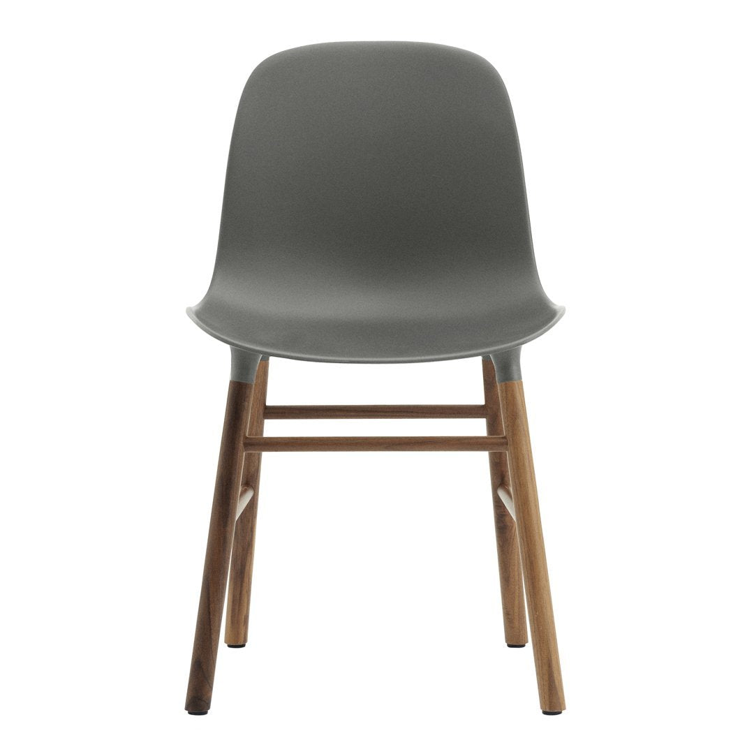 Chaise de salle à manger contemporaine en plastique moulé et chêne avec système d'assemblage intégré.