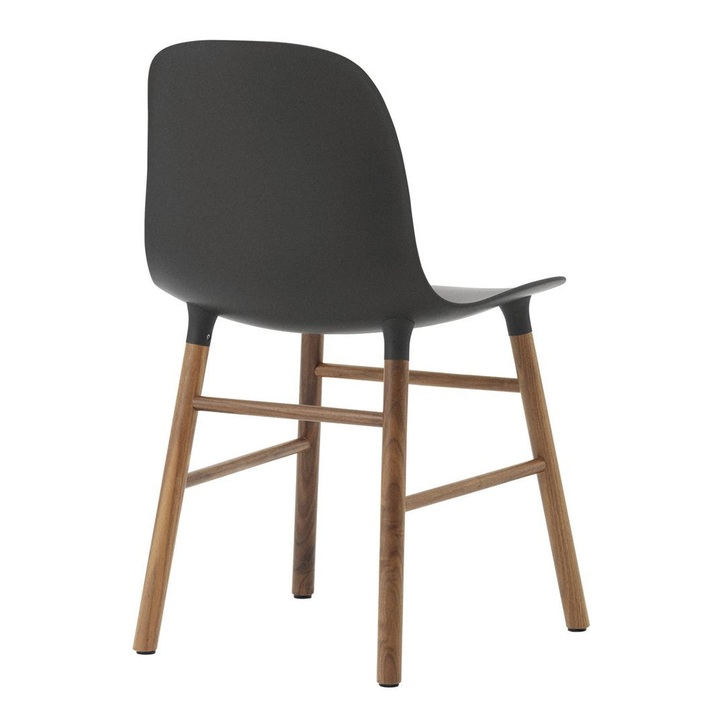 Chaise de salle à manger contemporaine en plastique moulé et chêne avec système d'assemblage intégré.