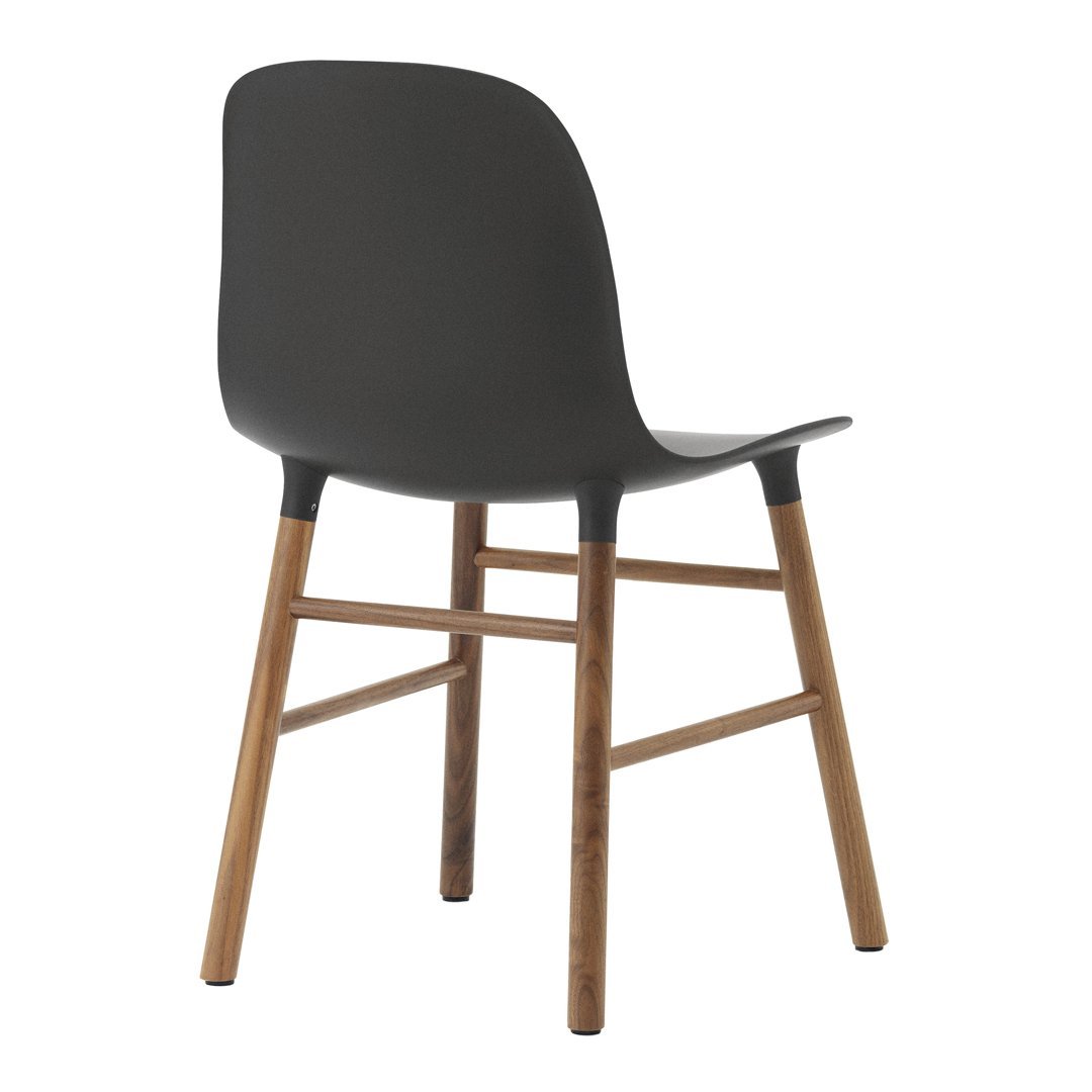 Chaise de salle à manger contemporaine en plastique moulé et chêne avec système d'assemblage intégré.