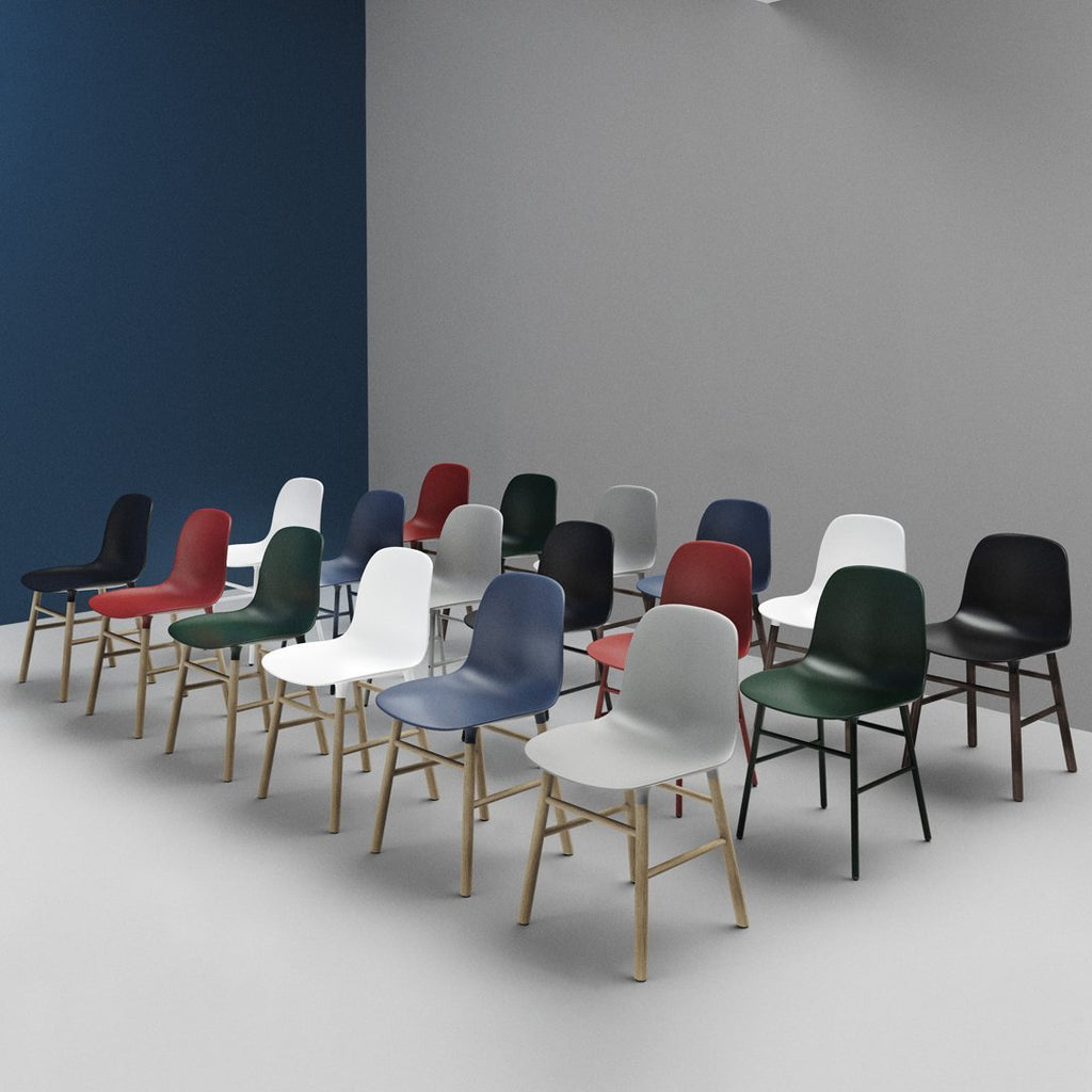 Chaise de salle à manger contemporaine en plastique moulé et chêne avec système d'assemblage intégré.