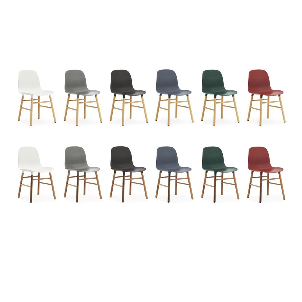 Chaise de salle à manger contemporaine en plastique moulé et chêne avec système d'assemblage intégré.