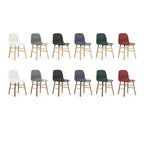 Chaise de salle à manger contemporaine en plastique moulé et chêne avec système d'assemblage intégré.