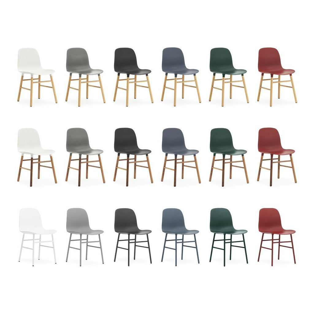 Chaise de salle à manger contemporaine en plastique moulé et chêne avec système d'assemblage intégré.