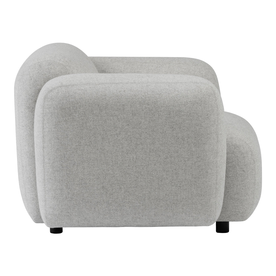 Fauteuil de salon rembourré minimaliste avec silhouette aux courbes douces pour le salon