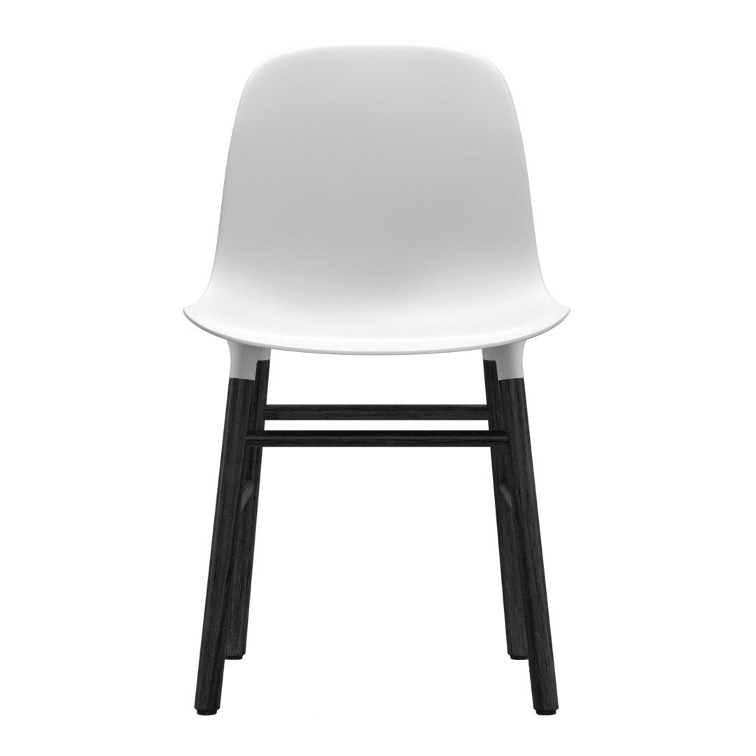 Chaise de salle à manger contemporaine en plastique moulé et chêne avec système d'assemblage intégré.