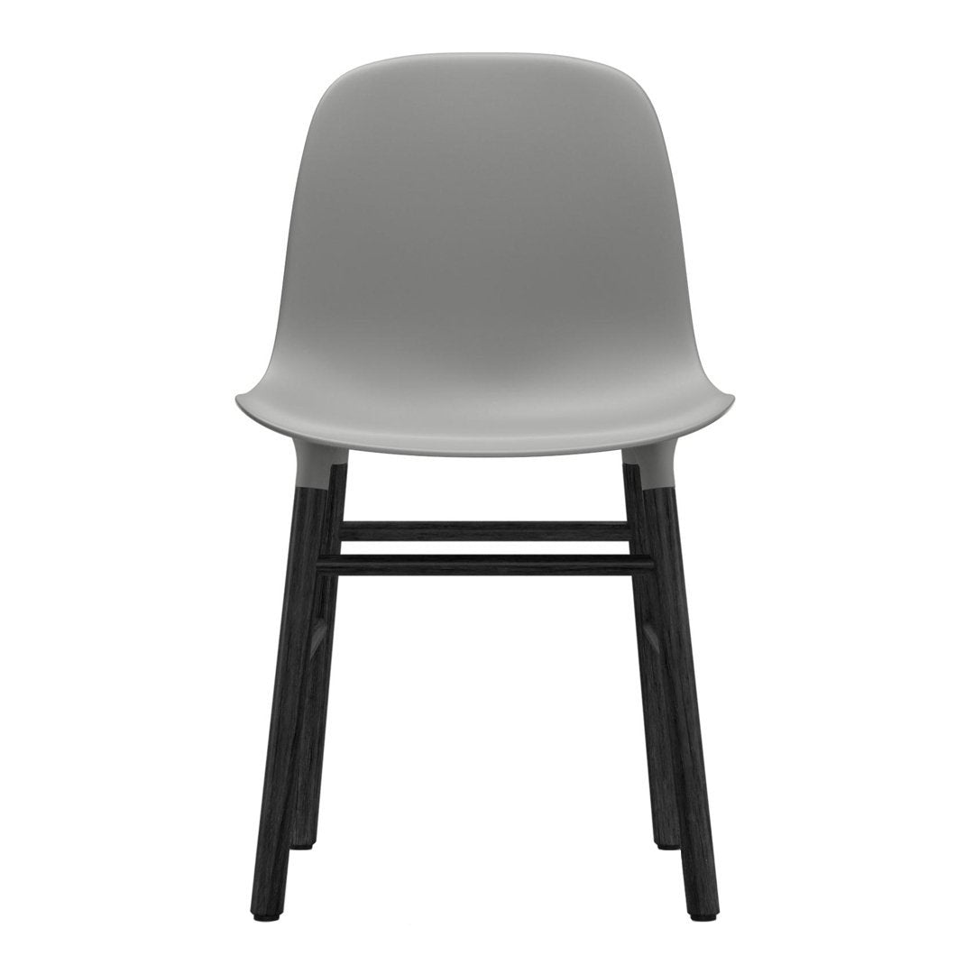 Chaise de salle à manger contemporaine en plastique moulé et chêne avec système d'assemblage intégré.