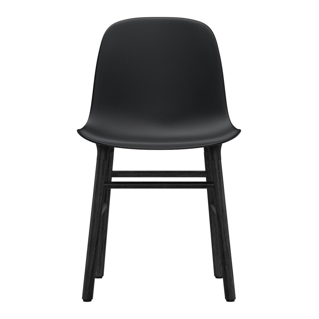 Chaise de salle à manger contemporaine en plastique moulé et chêne avec système d'assemblage intégré.