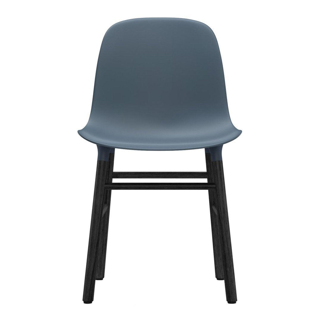 Chaise de salle à manger contemporaine en plastique moulé et chêne avec système d'assemblage intégré.