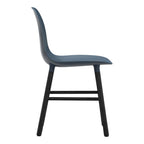 Chaise de salle à manger contemporaine en plastique moulé et chêne avec système d'assemblage intégré.