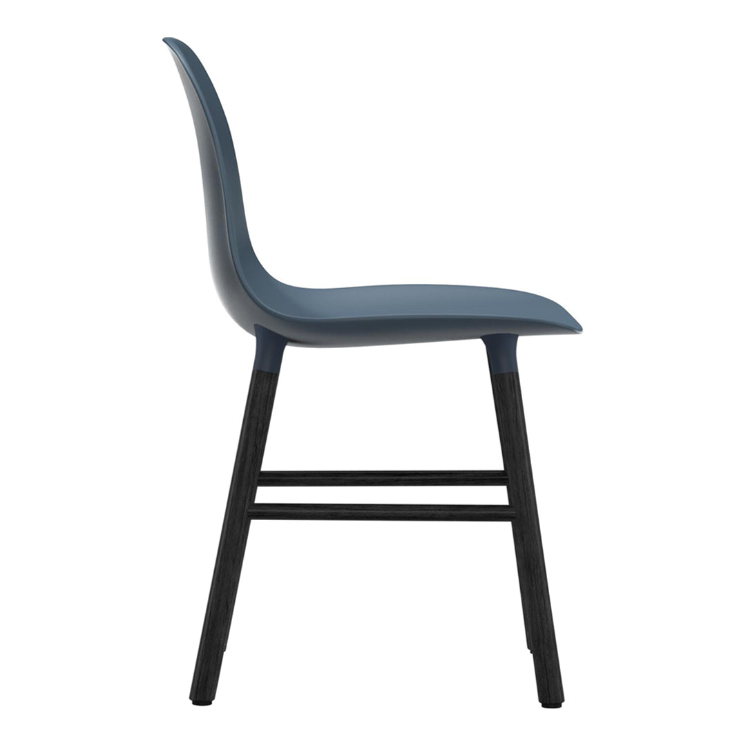 Chaise de salle à manger contemporaine en plastique moulé et chêne avec système d'assemblage intégré.