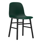 Chaise de salle à manger contemporaine en plastique moulé et chêne avec système d'assemblage intégré.