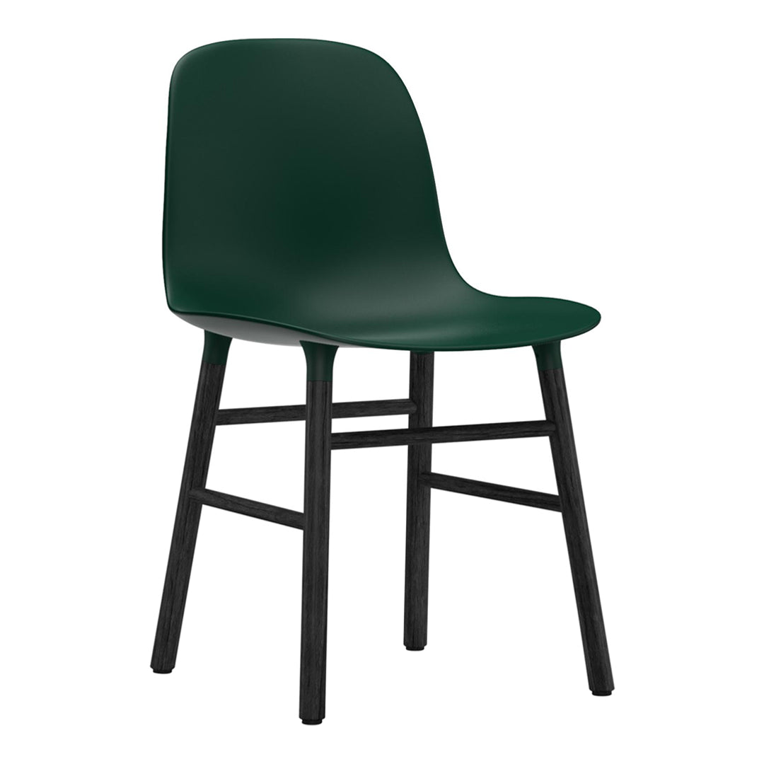 Chaise de salle à manger contemporaine en plastique moulé et chêne avec système d'assemblage intégré.