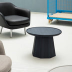 Table basse scandinave en pin avec piètement sculptural octogonal pour salon
