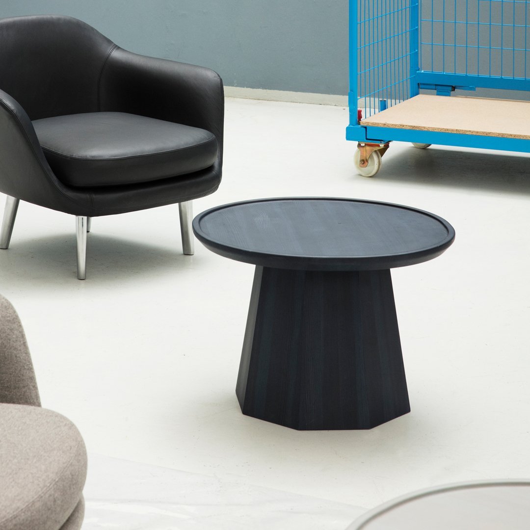 Table basse scandinave en pin avec piètement sculptural octogonal pour salon