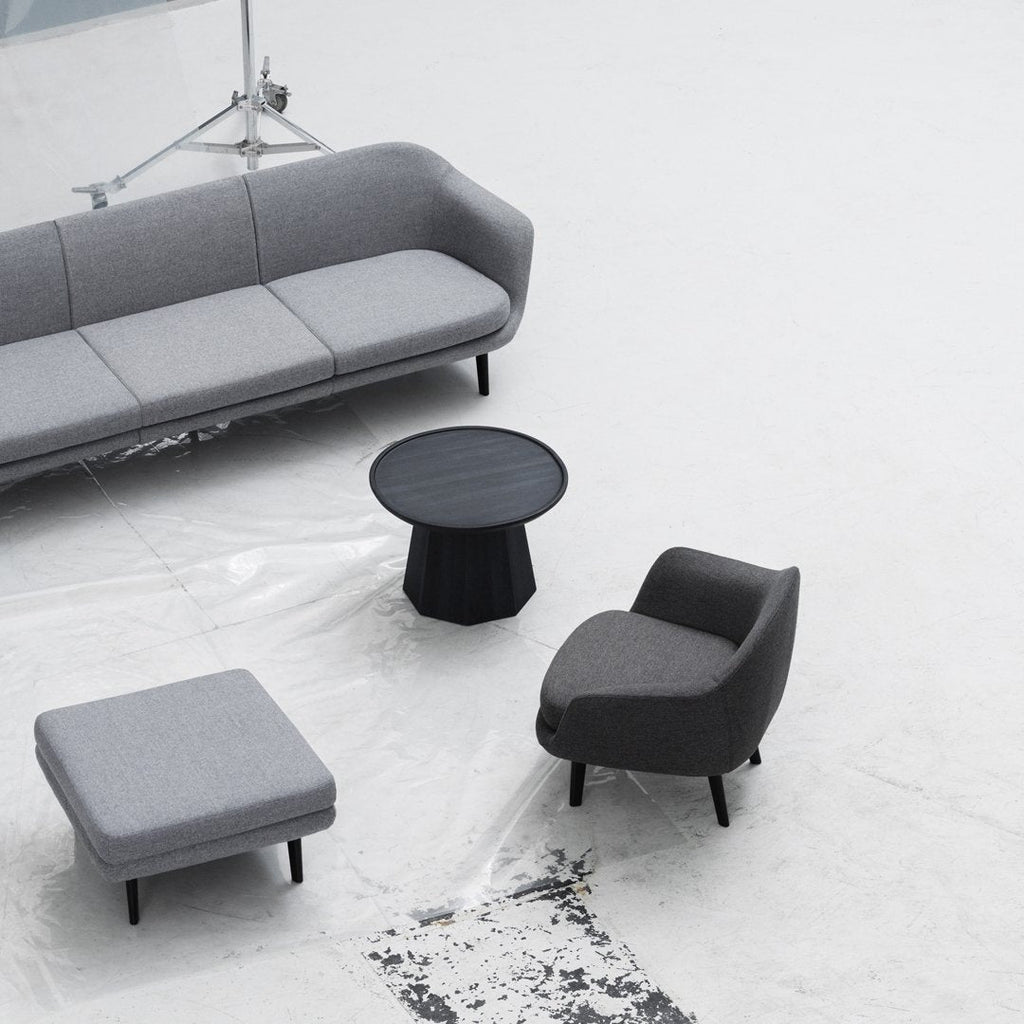 Table basse scandinave en pin avec piètement sculptural octogonal pour salon