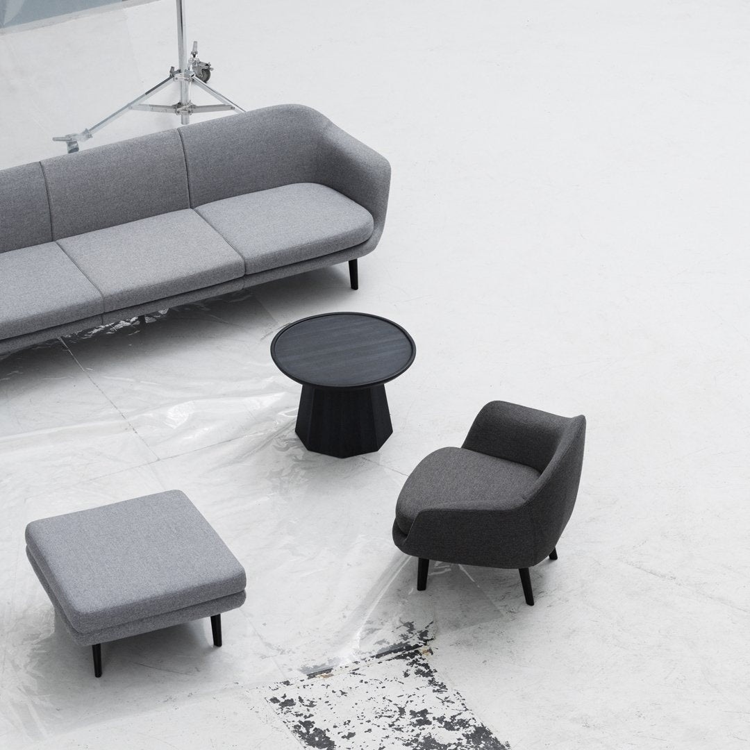 Table basse scandinave en pin avec piètement sculptural octogonal pour salon