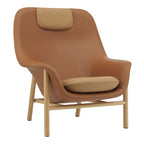 Fauteuil de salon contemporain à dossier haut et tapissé, avec silhouette organique drapée et pieds en chêne pour le salon