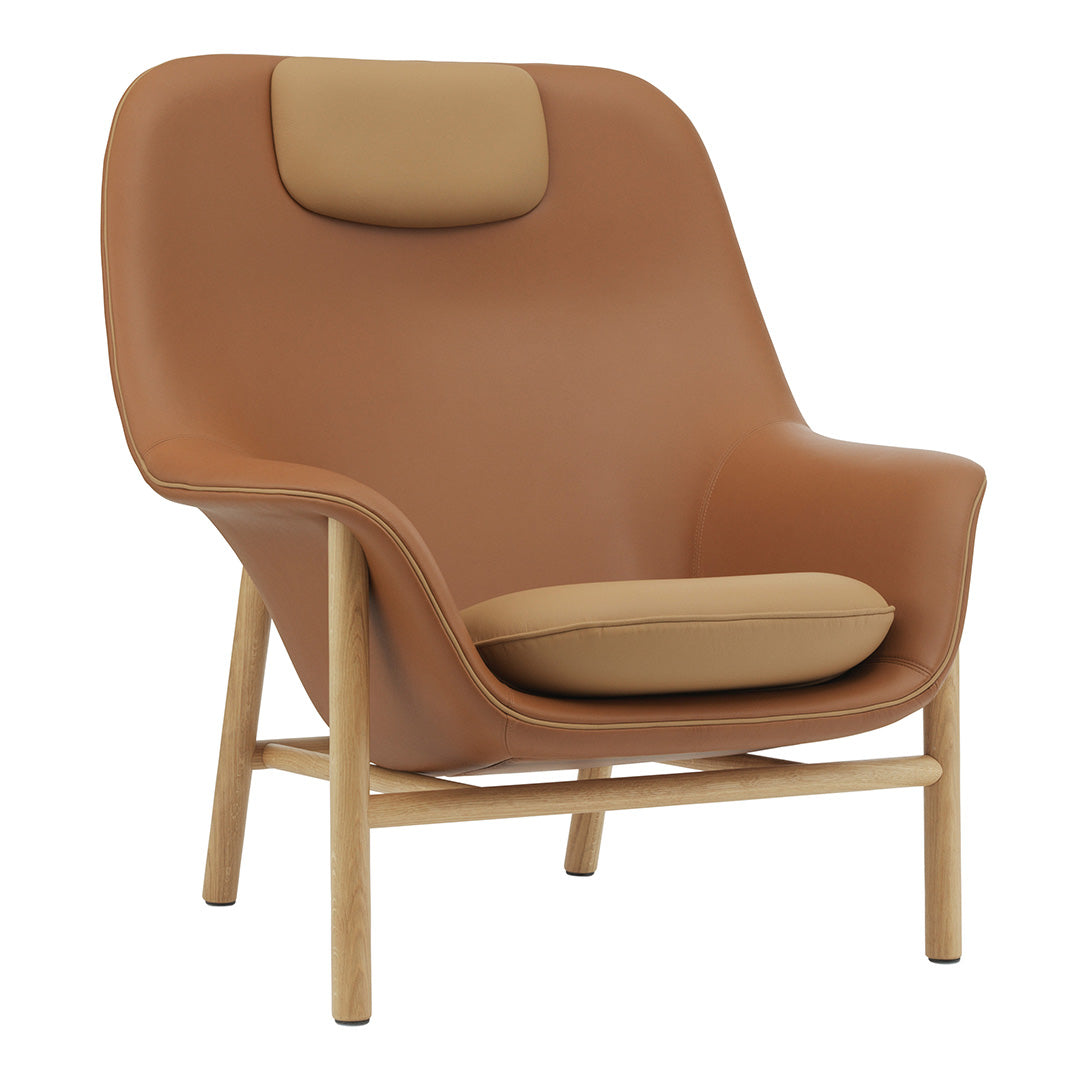 Fauteuil de salon contemporain à dossier haut et tapissé, avec silhouette organique drapée et pieds en chêne pour le salon