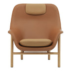Fauteuil de salon contemporain à dossier haut et tapissé, avec silhouette organique drapée et pieds en chêne pour le salon